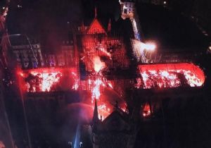 Paris Notre Dame Katedrali nde Yangın!